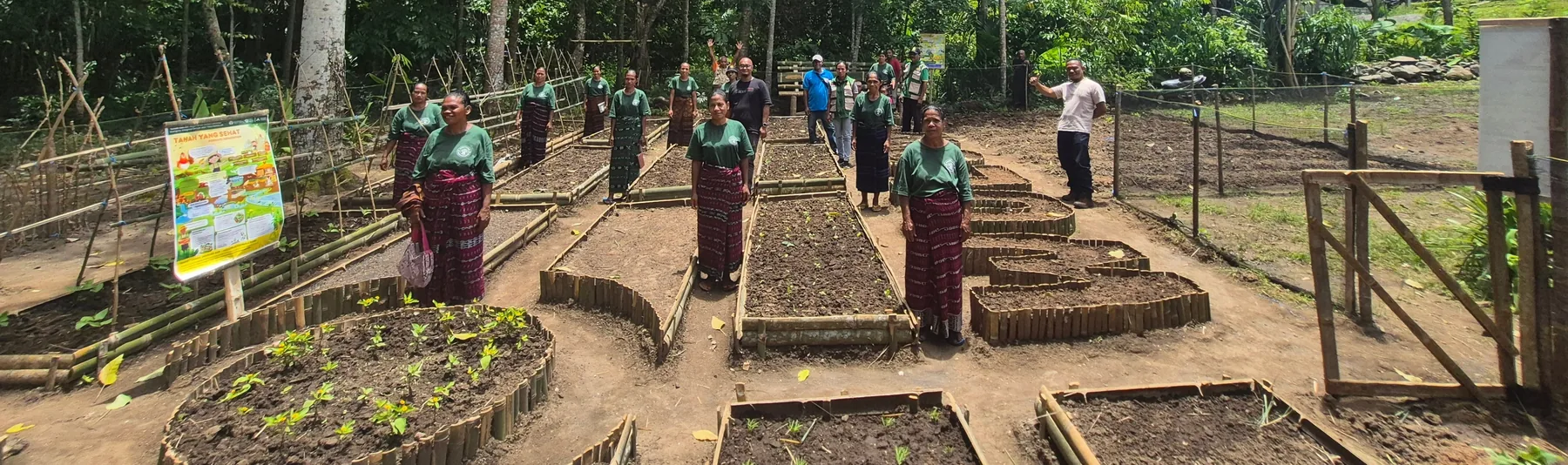 Bedengan berbingkai bambu, salah satu ciri Kebun Mama di Flores.