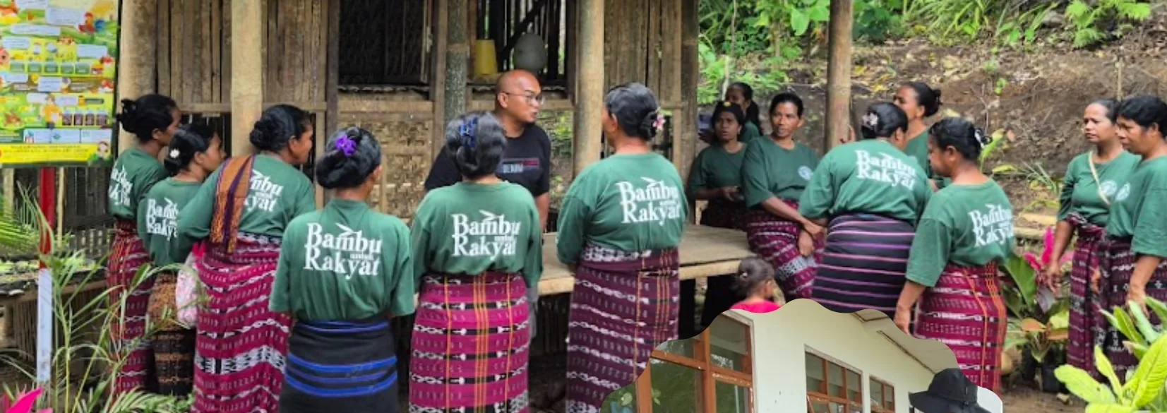 Para mama berkumpul di depan kebun kelompok.