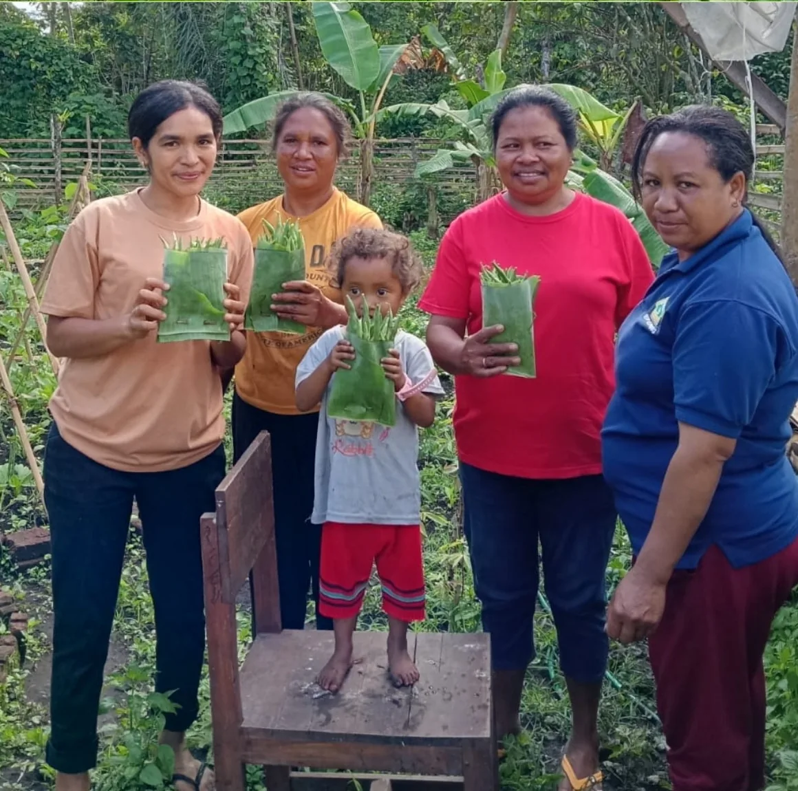 Para mama dengan bibit dari kebun.