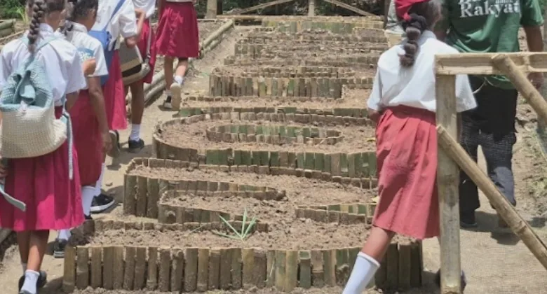Siswa menyusuri bedengan kebun.